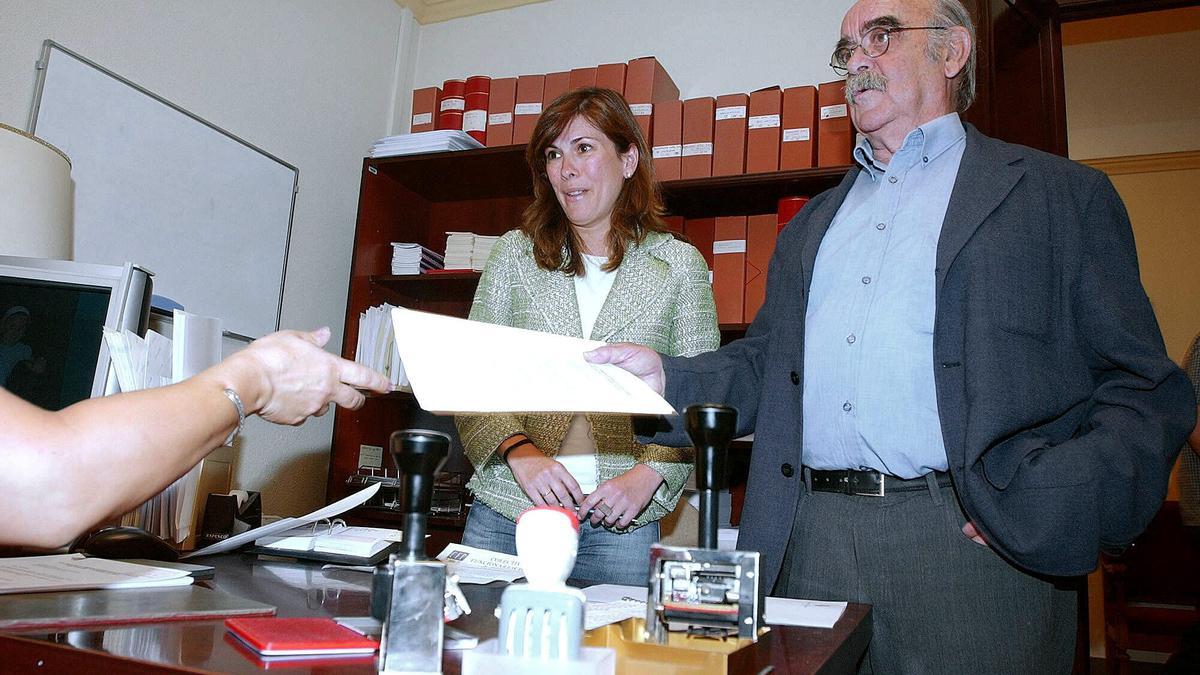 Uxue Barkos y José Antonio Labordeta, antes de entrar a la comisión de investigación del 11M.