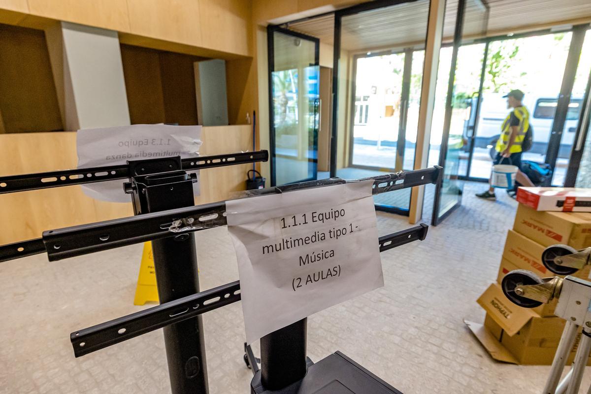 Los centros de estudios profesionales de Música y Danza estrenan por fin su nueva sede en la avenida de Europa tras más de una década de espera. El Ayuntamiento ultima los trabajos para amueblar y equipar el edificio en tiempo récord