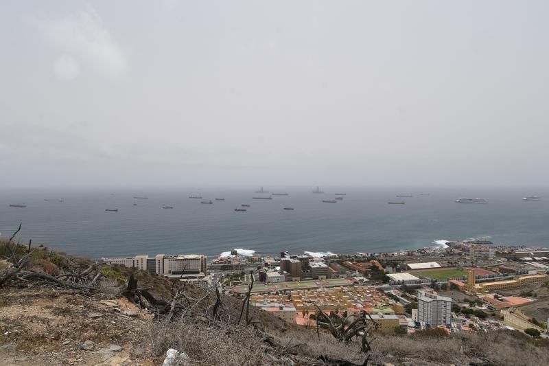 06-07-20   LAS PALMAS DE GRAN CANARIA. MIRADORES DE LA CIUDAD. LAS PALMAS DE GRAN CANARIA. Gran cantidad de barcos fondeados en la Bahia de Las Palmas de Gran Canaria.  Fotos: Juan Castro.  | 06/07/2020 | Fotógrafo: Juan Carlos Castro