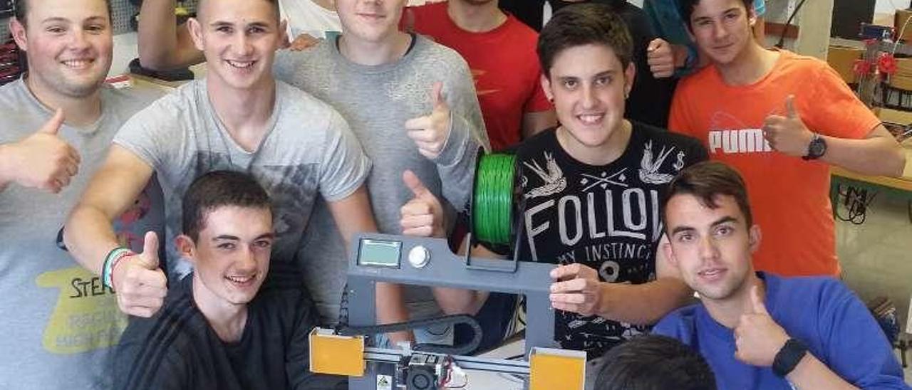 Estudiantes de Secundaria del IES de Meaño con la impresora 3D, que montaron ellos en clase. // FdV