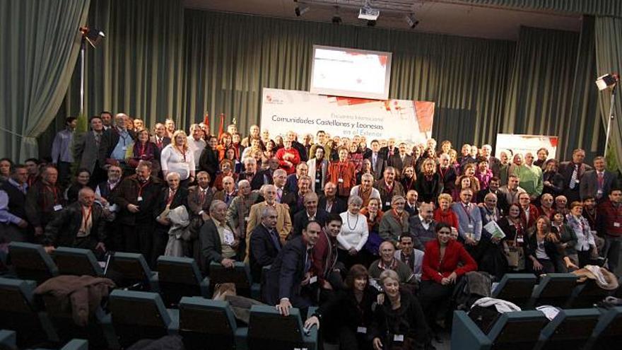 Los asistentes al evento posan junto a las autoridades para una foto de familia en la clausura del Encuentro Internacional.