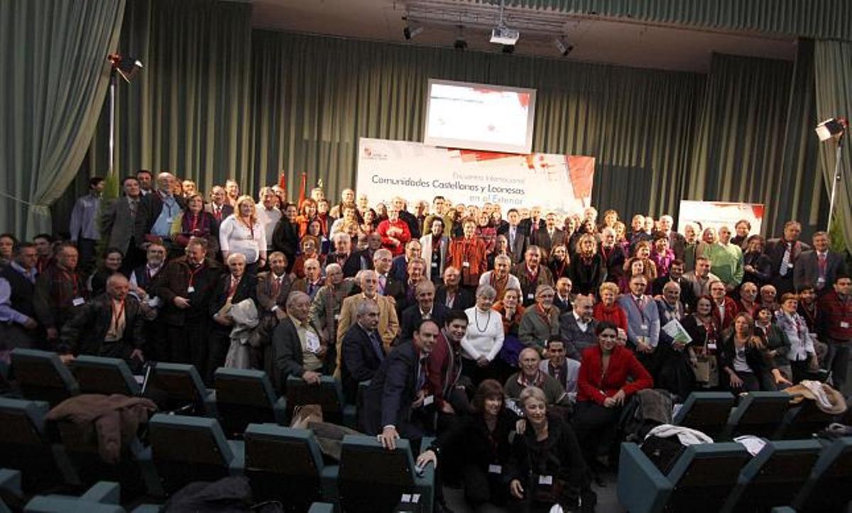 Los asistentes al evento posan junto a las autoridades para una foto de familia en la clausura del Encuentro Internacional.