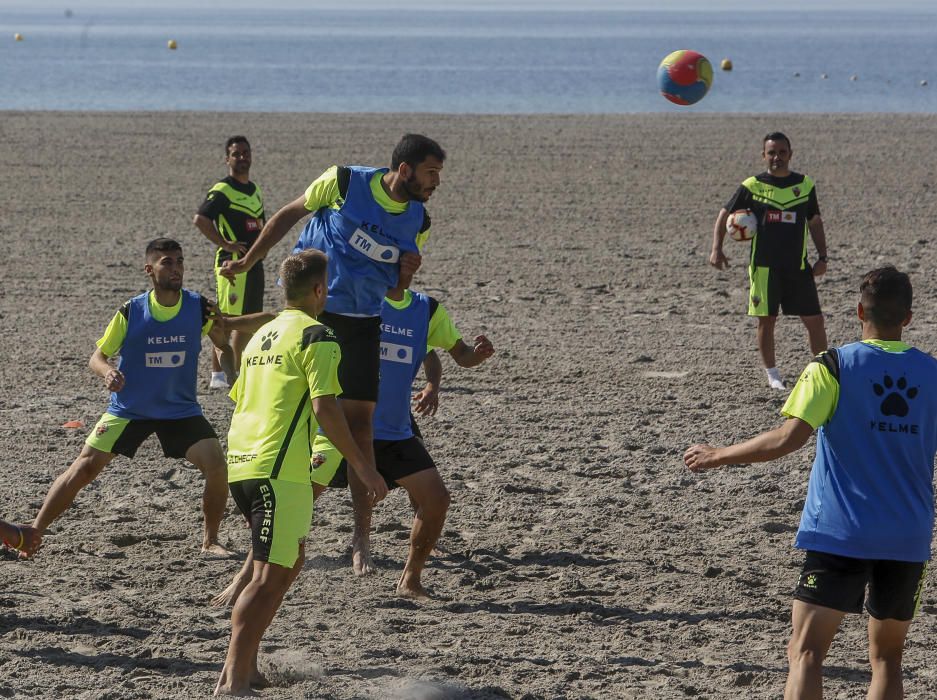 El equipo ha llevado a cabo una distendida sesión de trabajo a la orilla del mar con la única ausencia de Manuel Sánchez