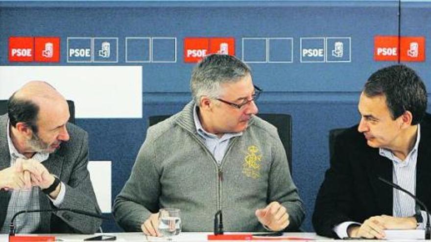 Rubalcaba, Blanco y Zapatero, de izquierda a derecha, en la reunión de ayer en Ferraz con los candidatos autonómicos socialistas.