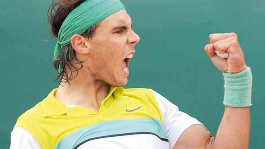 Rafa Nadal celebra con furia la consecución de un punto.