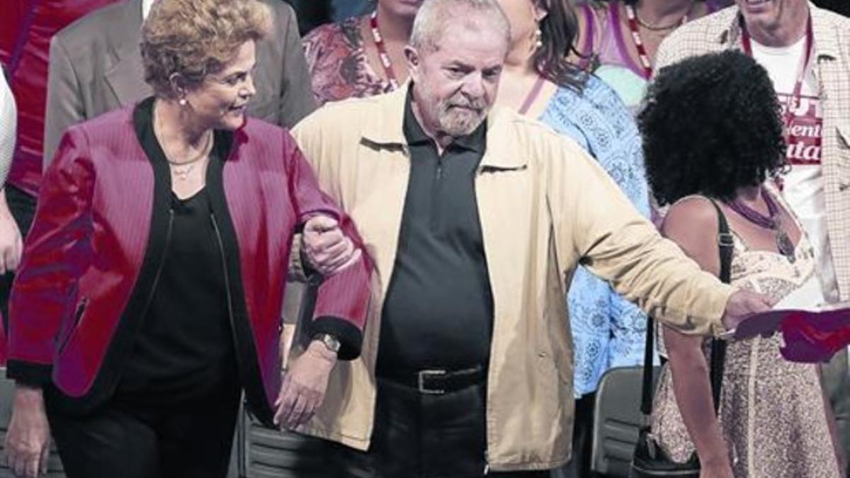 El expresidente Lula da Silva acompaña a Dilma Rousseff en una foto de archivo.