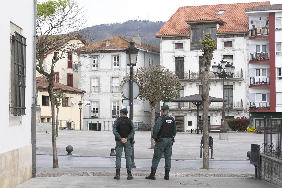 Agentes de la Guardia Civil en Pravia.