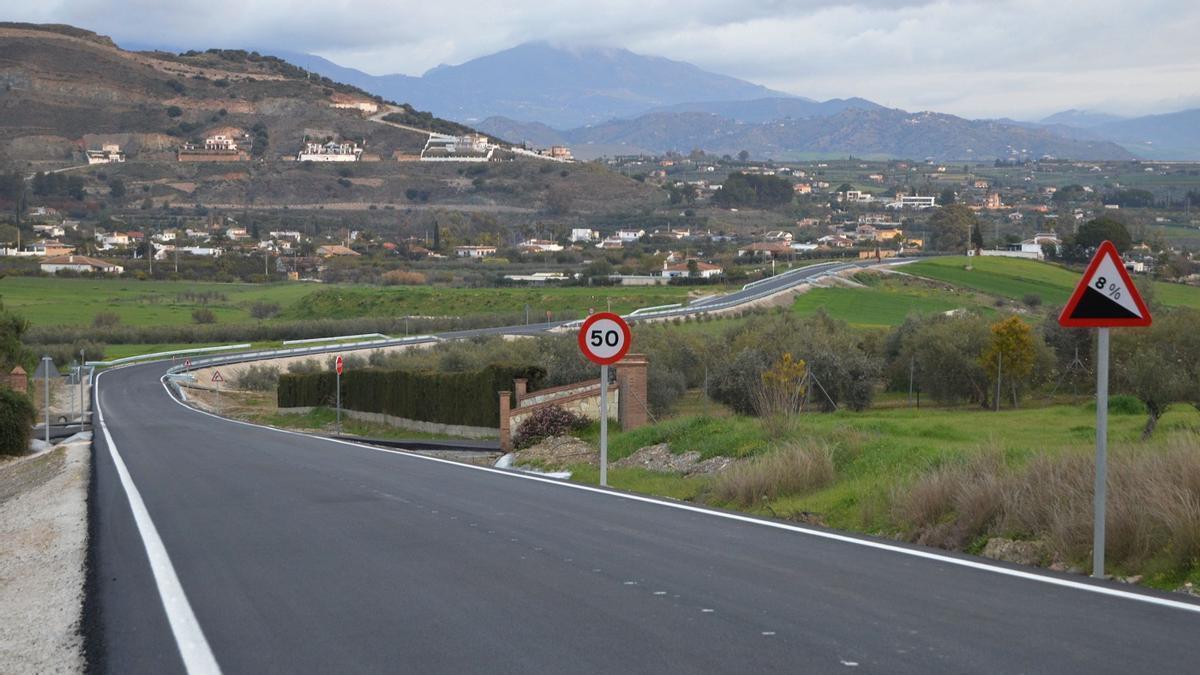 Nuevo tramo de la carretera de Alhaurín el Grande a Villafranco.