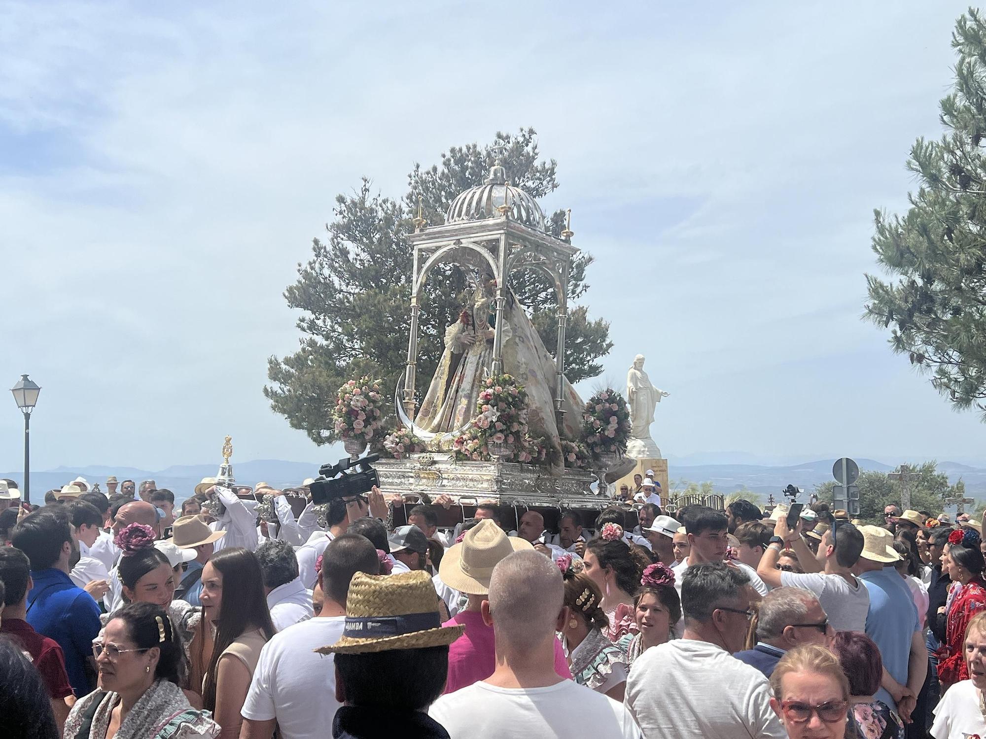 La Virgen de Araceli de Lucena regresa a su Santuario en la Romería de Subida