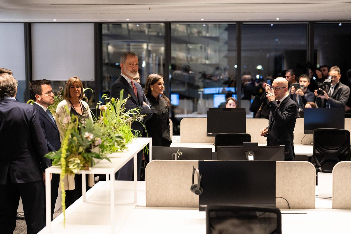 Felipe VI, y la reina Letizia asisten a la inauguración de la segunda torre de la compañía Puig, este miércoles en Barcelona, junto al presidente ejecutivo de Puig, Marc Puig, el vicepresidente, Manuel Puig, el presidente de la Generalitat, Pere Aragonès, y la alcaldesa de L’Hospitalet, Núria Marín, entre otros.