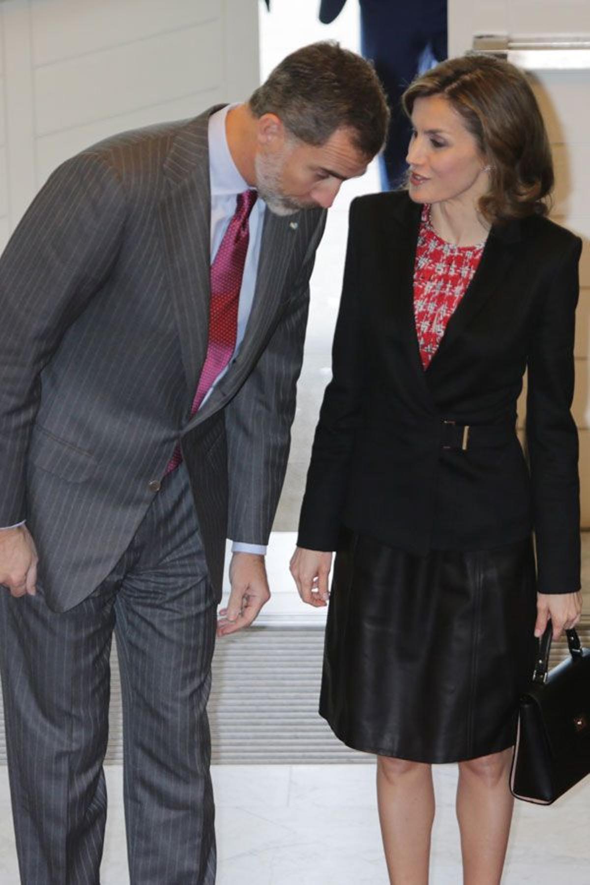 Felipe VI y Letizia Ortiz en San Sebastián con falda de piel de Hugo Boss