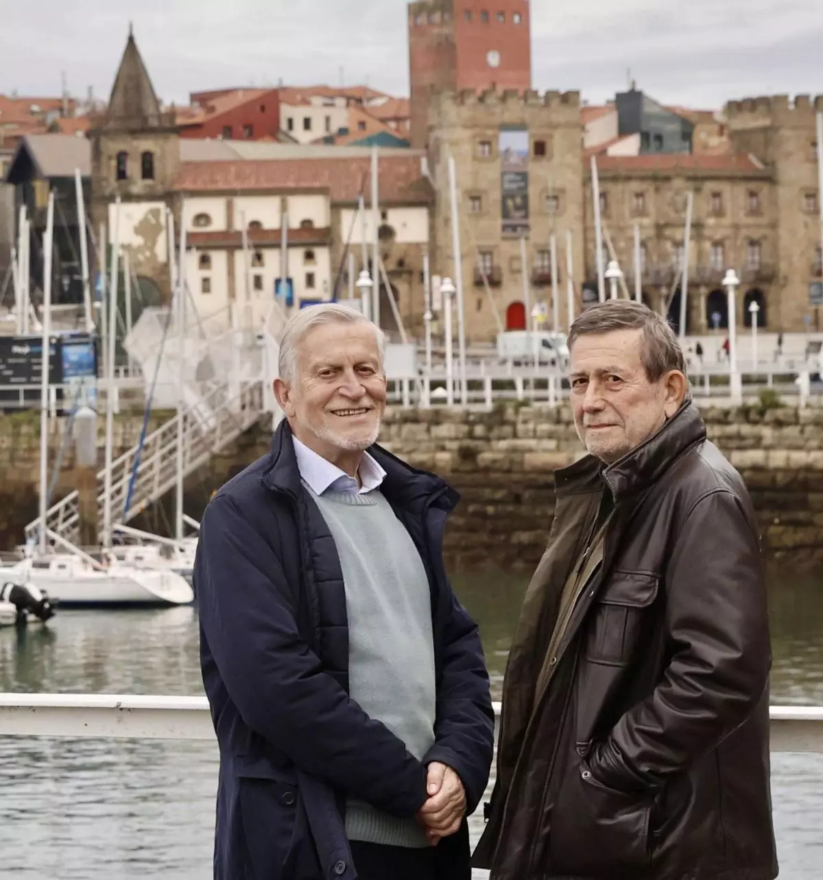 Los hermanos Sánchez Vicente recopilan 163 dichos gijoneses: "La que más lata nos dio fue la de ‘tar como un centollu’"