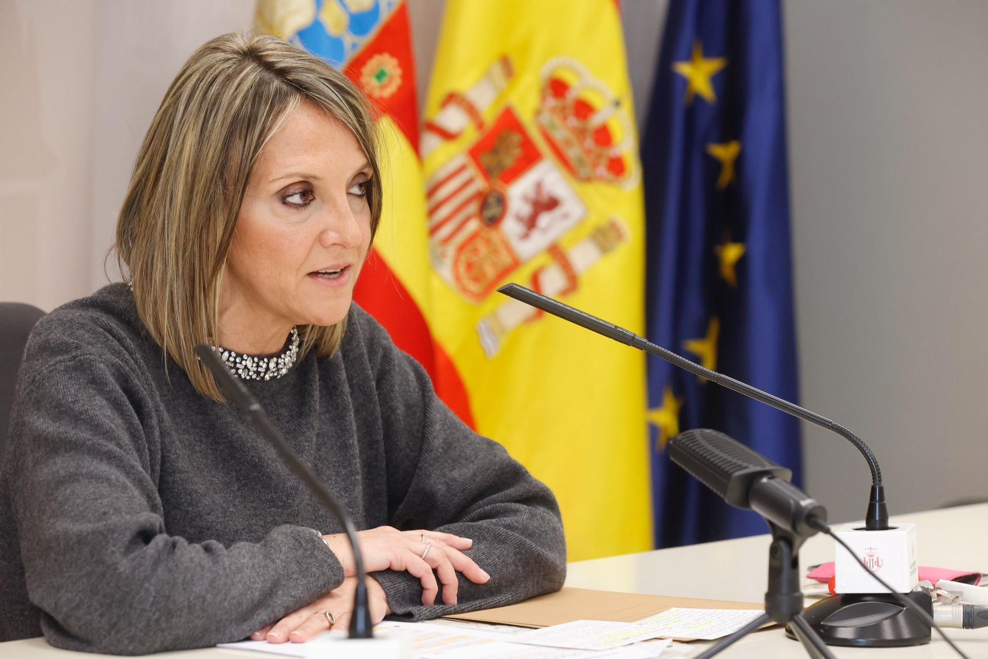 La regidora explica a los medios de comunicación quién actuará este mes de julio en València.