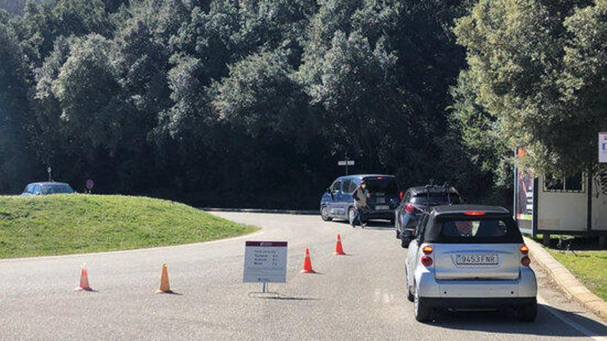 Cua de vehicles esperant per poder aparcar a la Fageda d&#039;en Jordà