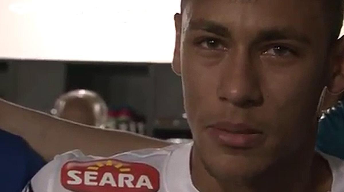 El davanter del Santos dedica unes emocionades paraules als seus companys del Santos abans de sortir al camp.