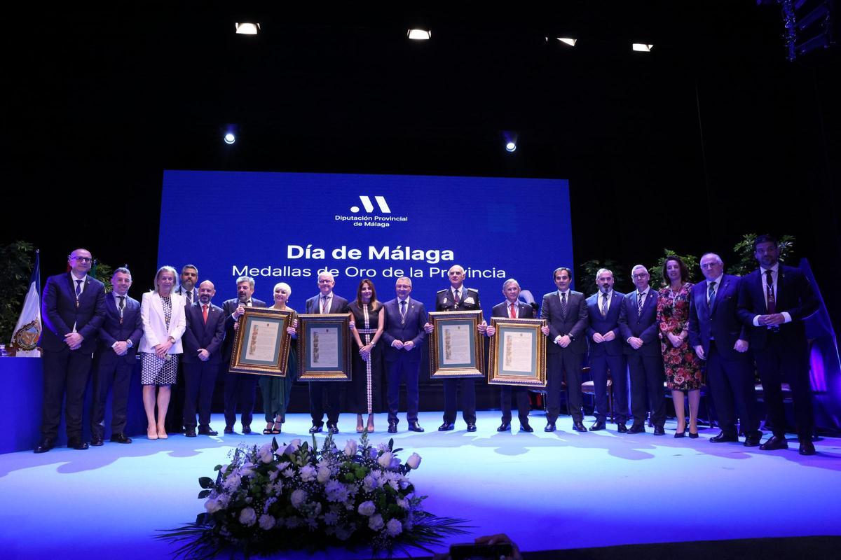 Foto de familia de los premiados y las autoridades.