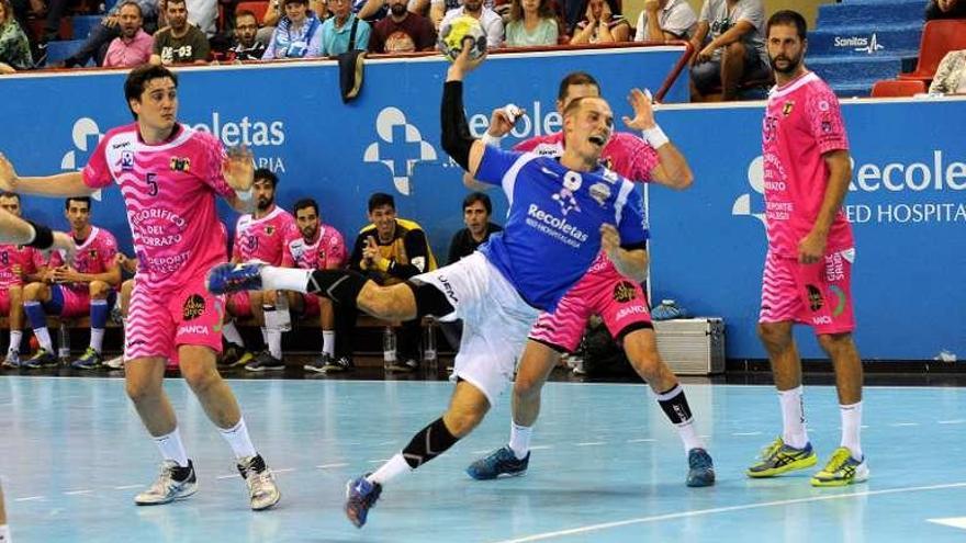 Los jugadores del Frigoríficos en el partido ante Valladolid con su segunda equipación, de color rosa. // Cortesía El Norte de Castilla