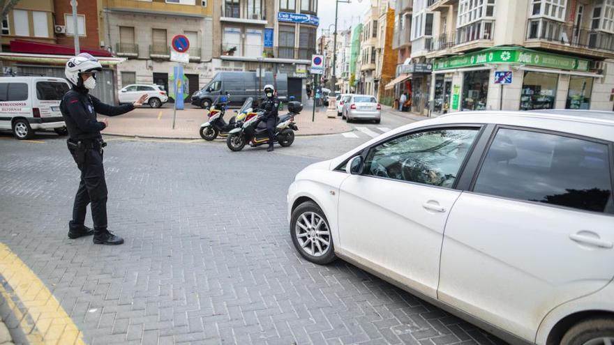 Un policía local da el alto a un coche en el casco urbano de Cartagena