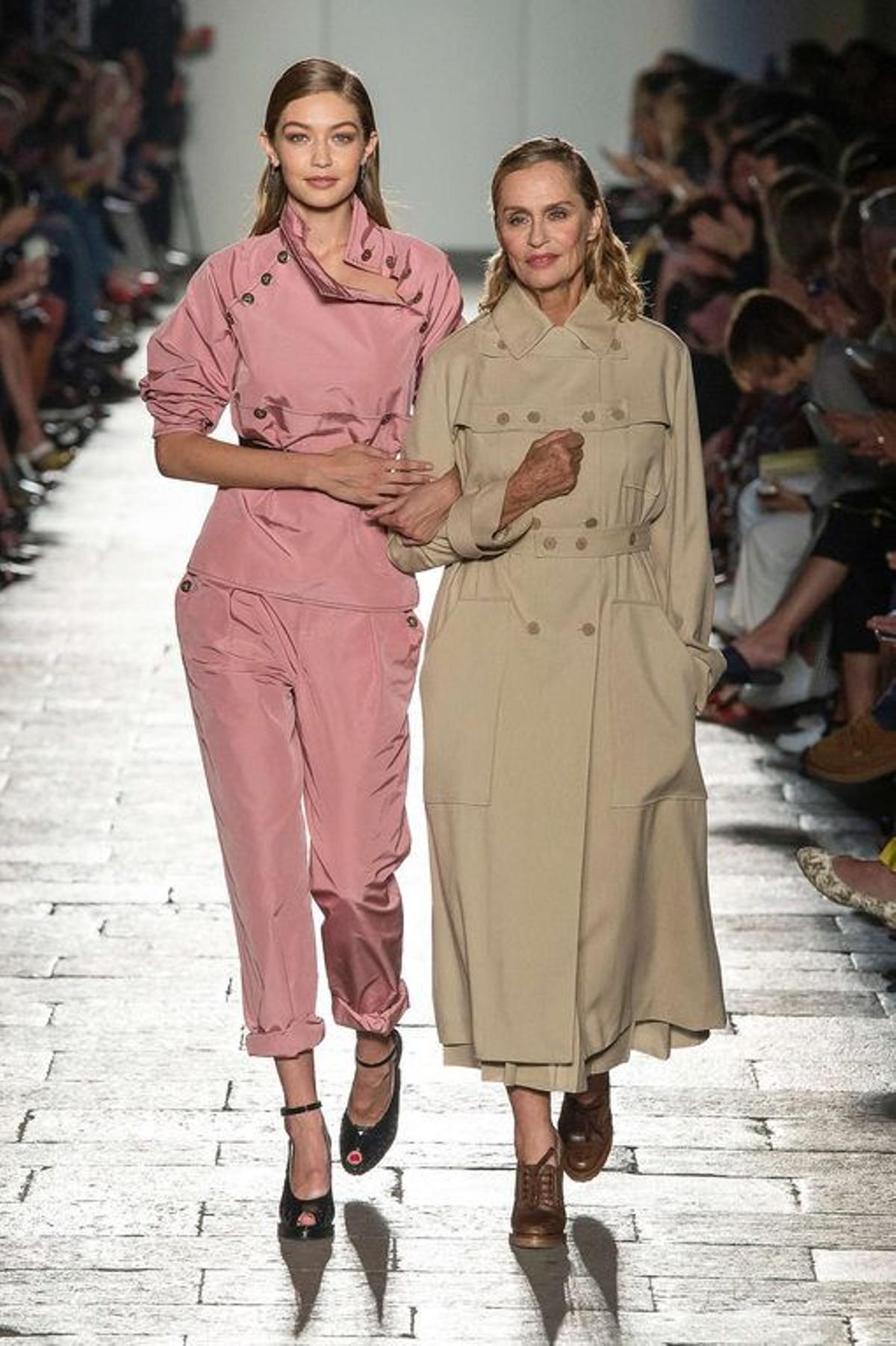 Gigi Hadid y Lauren Hutton desfilando para Bottega Veneta