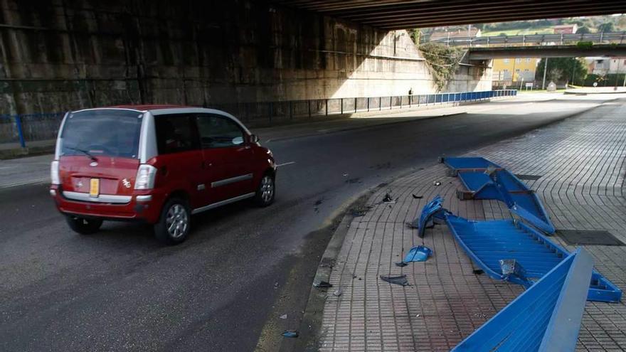 Los vecinos de Llaranes alertan de la rotura de una barandilla