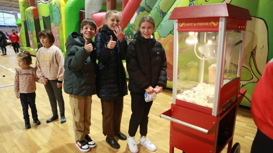 Fiesta infantil de Navidad, ayer, en el pabellón de Silleda. |   // BERNABÉ/ LUCÍA ABELEDO