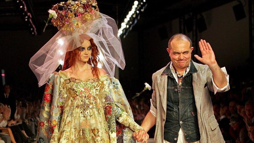 El diseñador francés Christian Lacroix, junto a una modelo durante la presentación de su colección de alta costura Otoño/Invierno 2007-2008, en la Semana de la Moda de París, Francia.