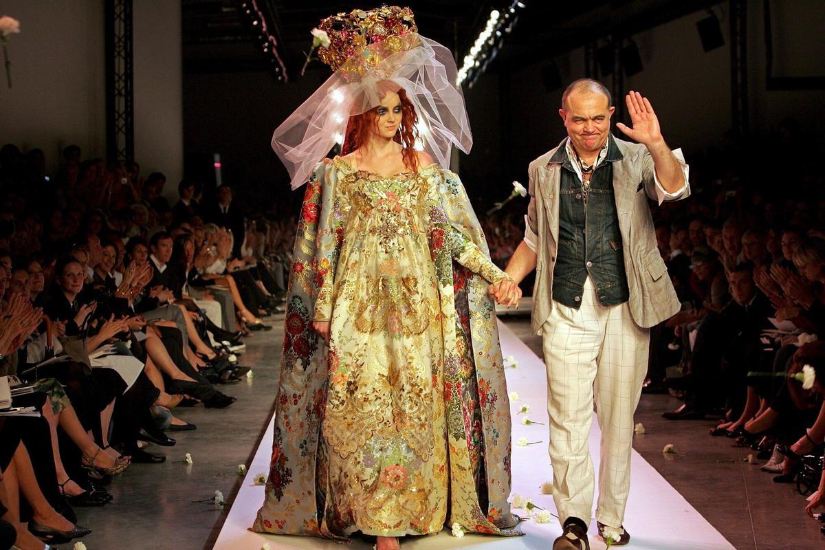 El diseñador francés Christian Lacroix, junto a una modelo durante la presentación de su colección de alta costura Otoño/Invierno 2007-2008, en la Semana de la Moda de París, Francia.