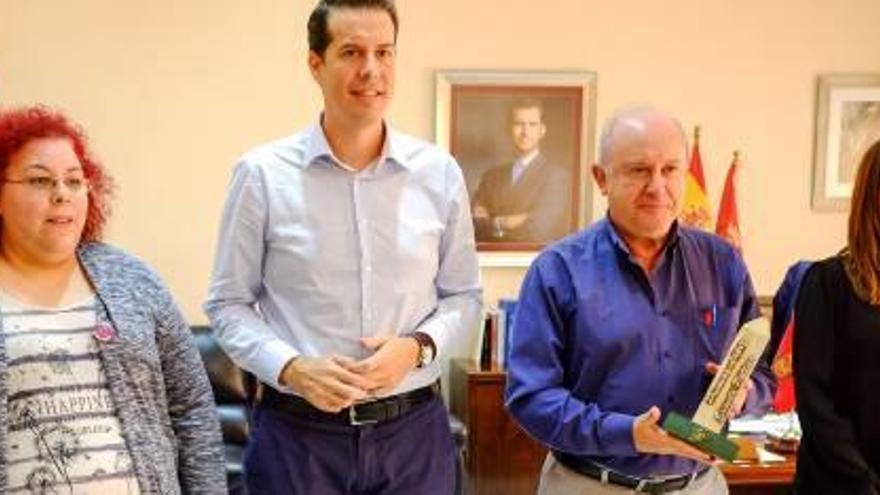 El profesor eldense Juan Manuel Martínez, premiado por los padres de alumnos