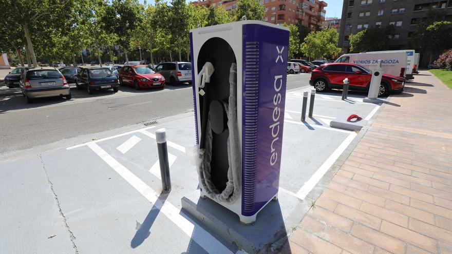 Zaragoza estrenará en septiembre 37 nuevas electrolineras en la calle