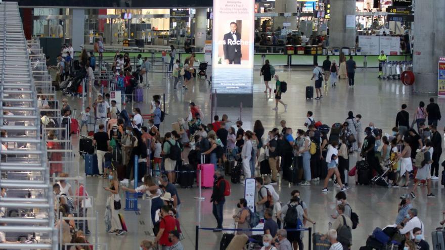 Gran afluencia de pasajeros en el aeropuerto de Málaga. | ÁLEX ZEA