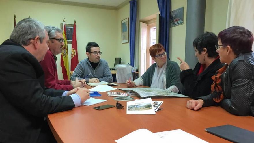 Reunión mantenida ayer entre los representantes socialistas.