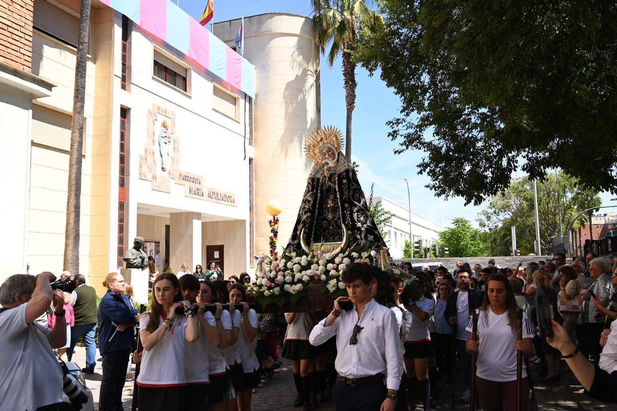 Procesión de la Soledad a hombros de alumnos de los Salesianos.