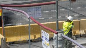 Un operario en una pausa para superar los efectos de la ola de calor en las obras que se están realizando este verano en la Gran VÍa