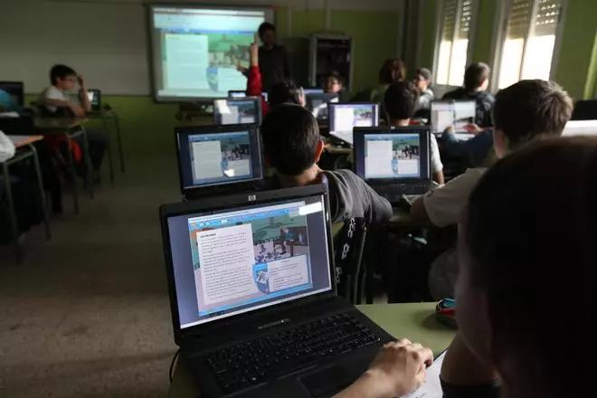 ¿Es posible mantener la atención del alumnado adolescente en aulas con un ordenador por pupitre?