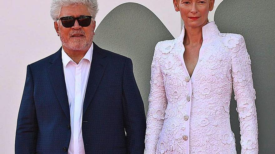 El director manchego junto a la actriz Tilda Swinton.