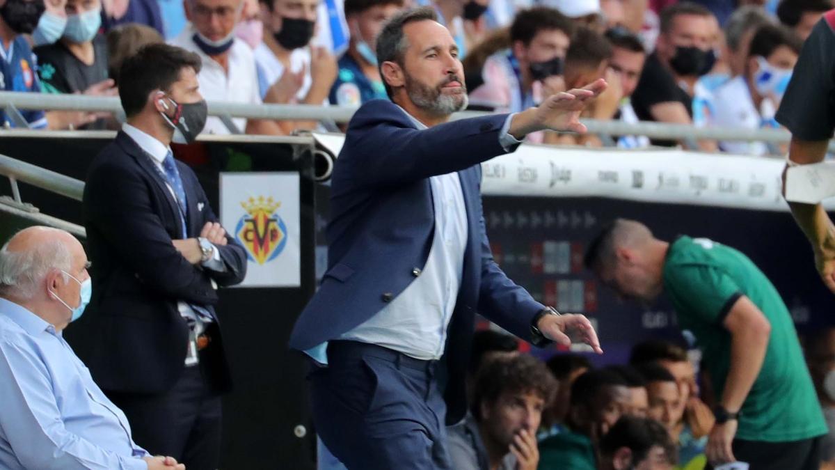 Vicente Moreno da instrucciones durante el partido ante el Villarreal de este sábado.