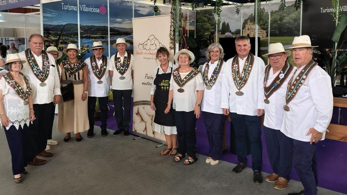Les fabes de Villaviciosa vuelan en la Feria de Muestras: la cofradía reparte 370 raciones en media hora
