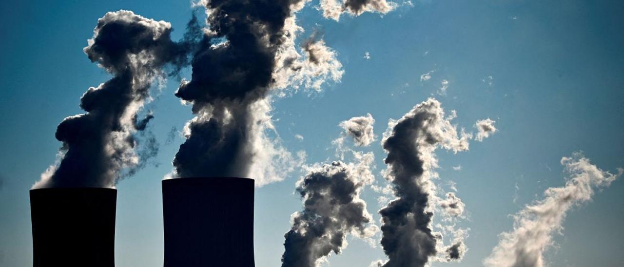 Una central térmica alemana, basada en la quema de carbón, emite grandes columnas de humo a la atmósfera.