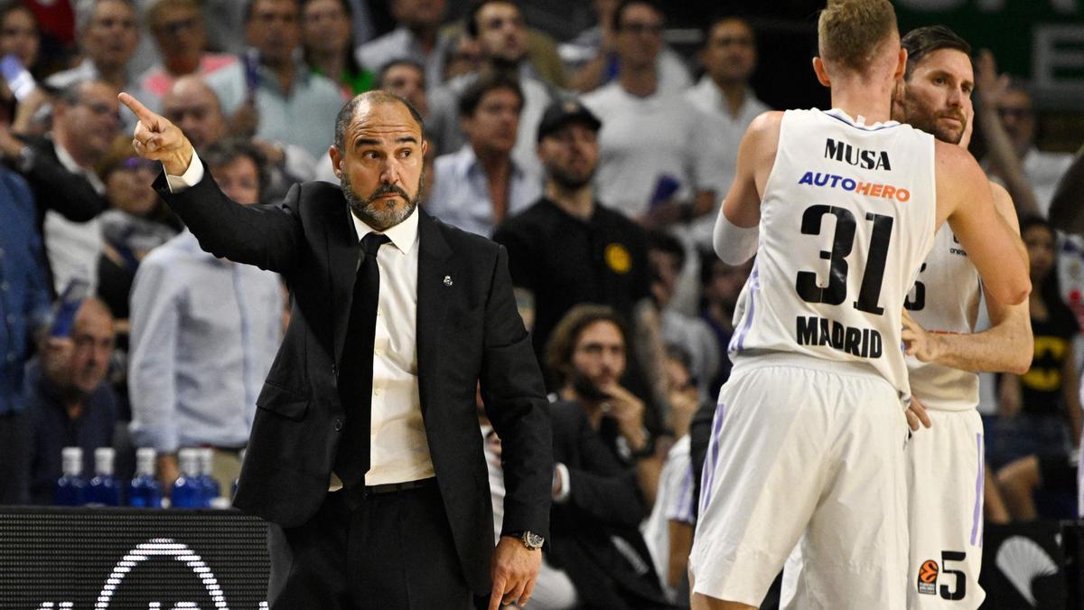 Chus Mateo señala hacia Kaunas donde estará el Madrid en la Final Four