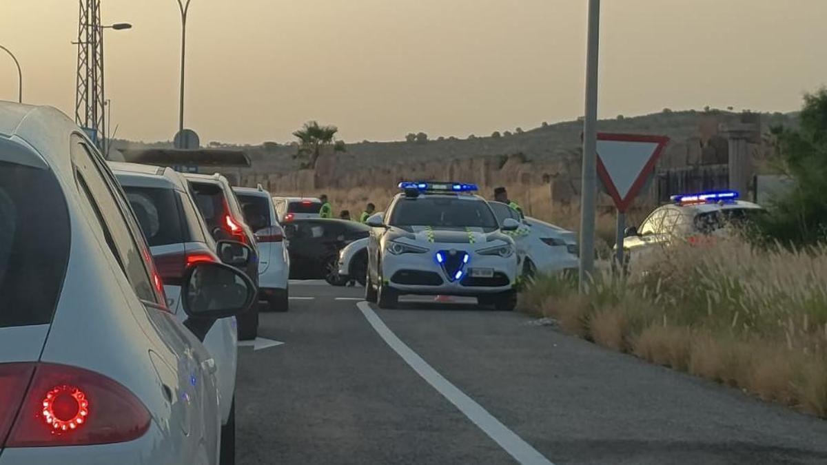 Un coche de la Guardia Civil realiza controles de alcoholemia en la avenida hacia el Mar Menor.