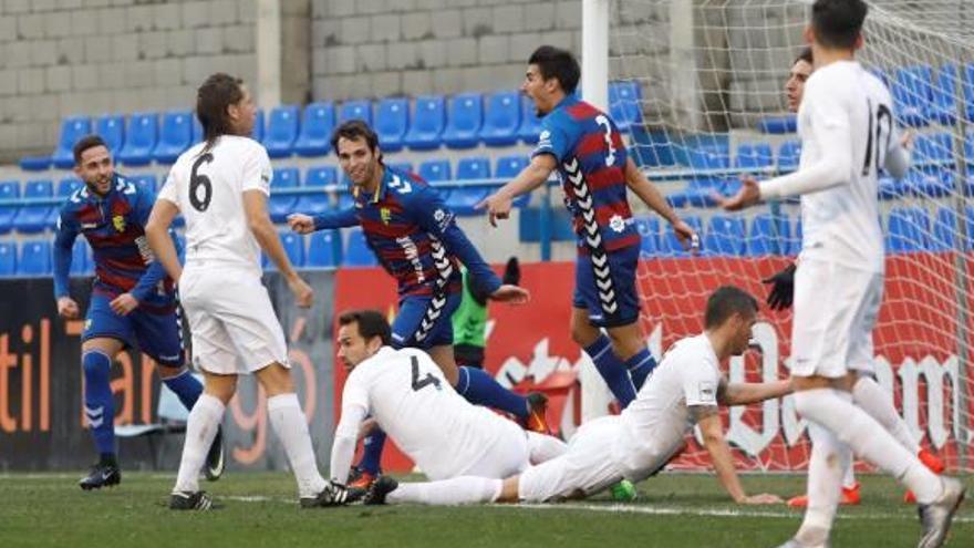 Manel celebra el seu gol d&#039;ahir contra l&#039;Hèrcules, que va suposar el seu onzè de la temporada.