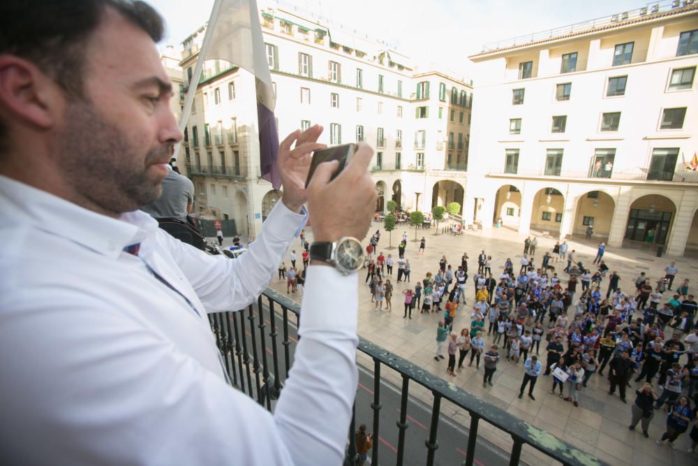 Unos 300 aficionados arropan al equipo de Rivero en el Ayuntamiento tras su ascenso a LEB Oro