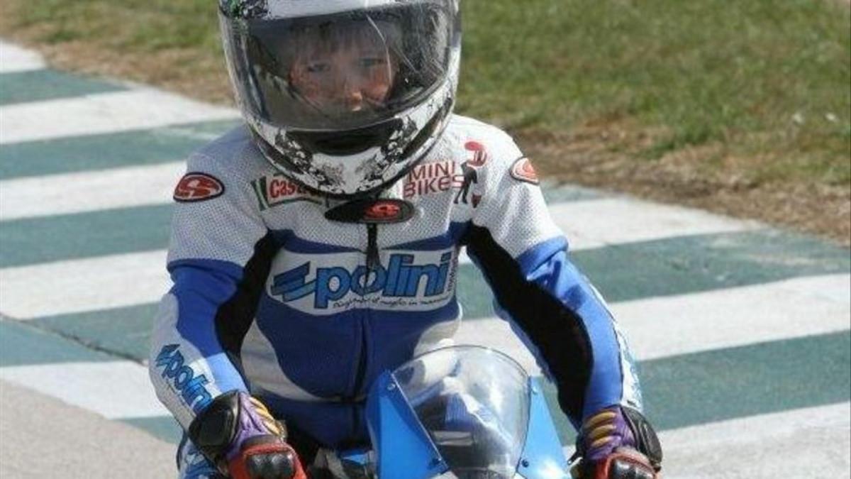 García Dols pilotando una moto de niño