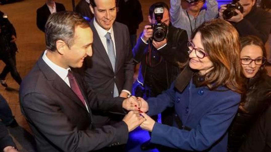 Oltra y Sánchez se saludan en un acto en Alicante. Junto a ellos, el presidente de la FVMP, Rubén Alfaro.