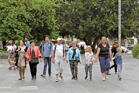 Wegkreuz, Treffpunkt, Schlafgelegenheit, Tanzparkett: Die Plaça d'Espanya ist das Herz Palmas. Ein Tag auf einem Platz im Wandel.