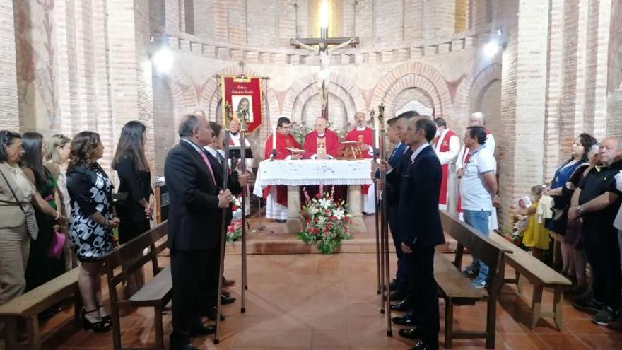 Miembros de la hermandad, familiares y sacerdotes en la misa de fiesta oficiada en la ermita. | M. J. C.