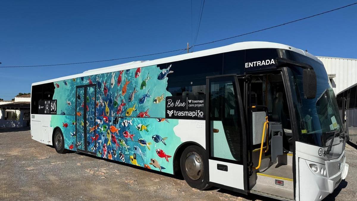 Uno de los autobuses del servicio de transporte de viajeros de Formentera.
