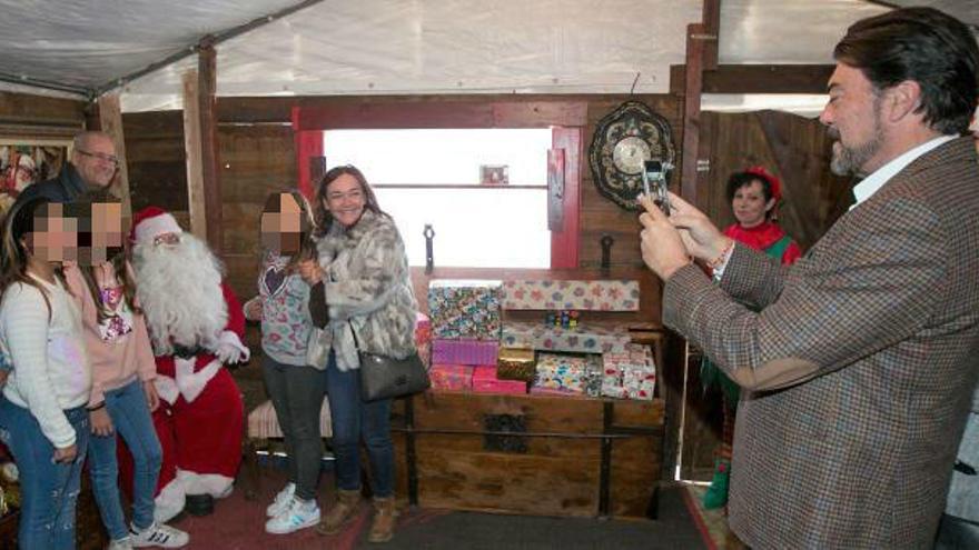 El alcalde, el pasado año, tomando fotos en la casa de Papá Noel
