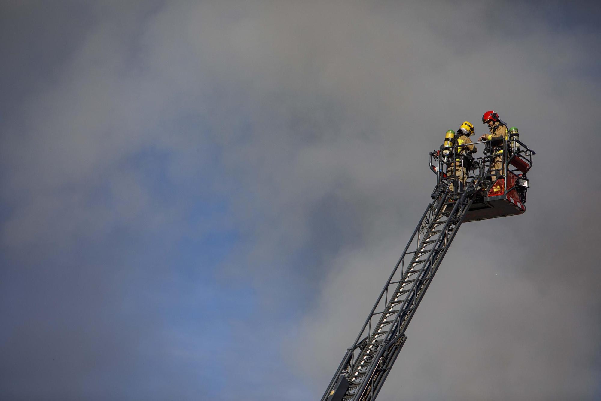 Aparatós incendi en una nau industrial a Vilobí