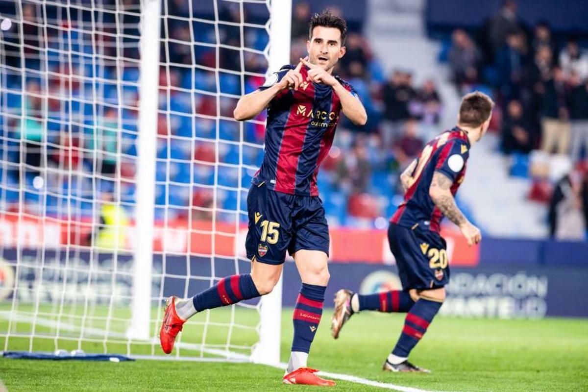 Sergio Postigo celebrando un tanto con la camiseta del Levante UD